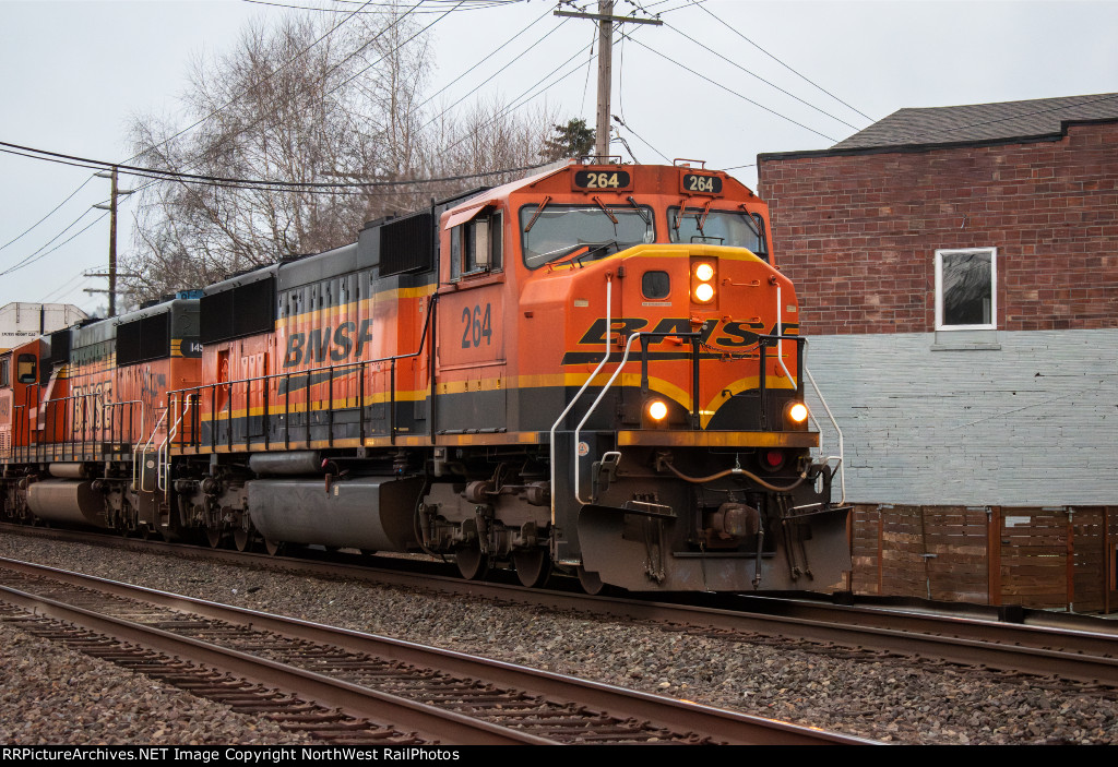 BNSF 264 + 1453